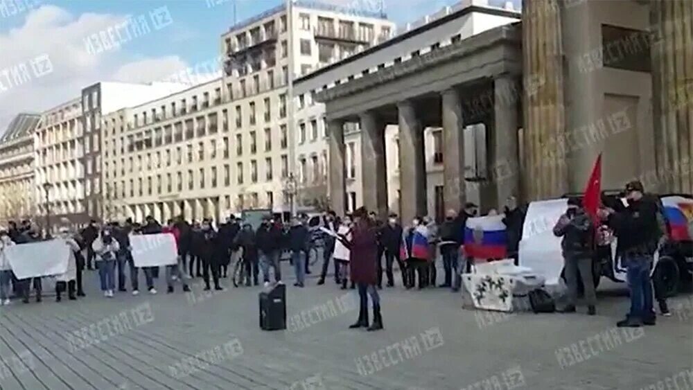 Русофобия сдает позиции. Митинг в Берлине в поддержку России. Митинг в Москве. Греки на митинге. Русофобия в Германии 2022.