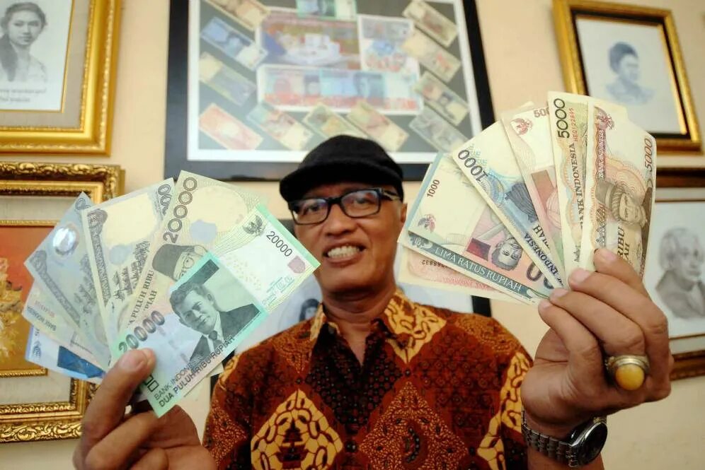 Индонезийская рупия много. Деньги Индонезии. Тенге в руках. Казахстанец с деньгами.