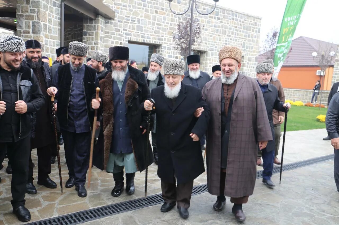 Сугаип-муллы гайсумов. Чеченское кладбище. Умар хехоев кадыровец?. Мулла в чечне это. Муфтий чеченской республики салах-хаджи межиев в грозном.