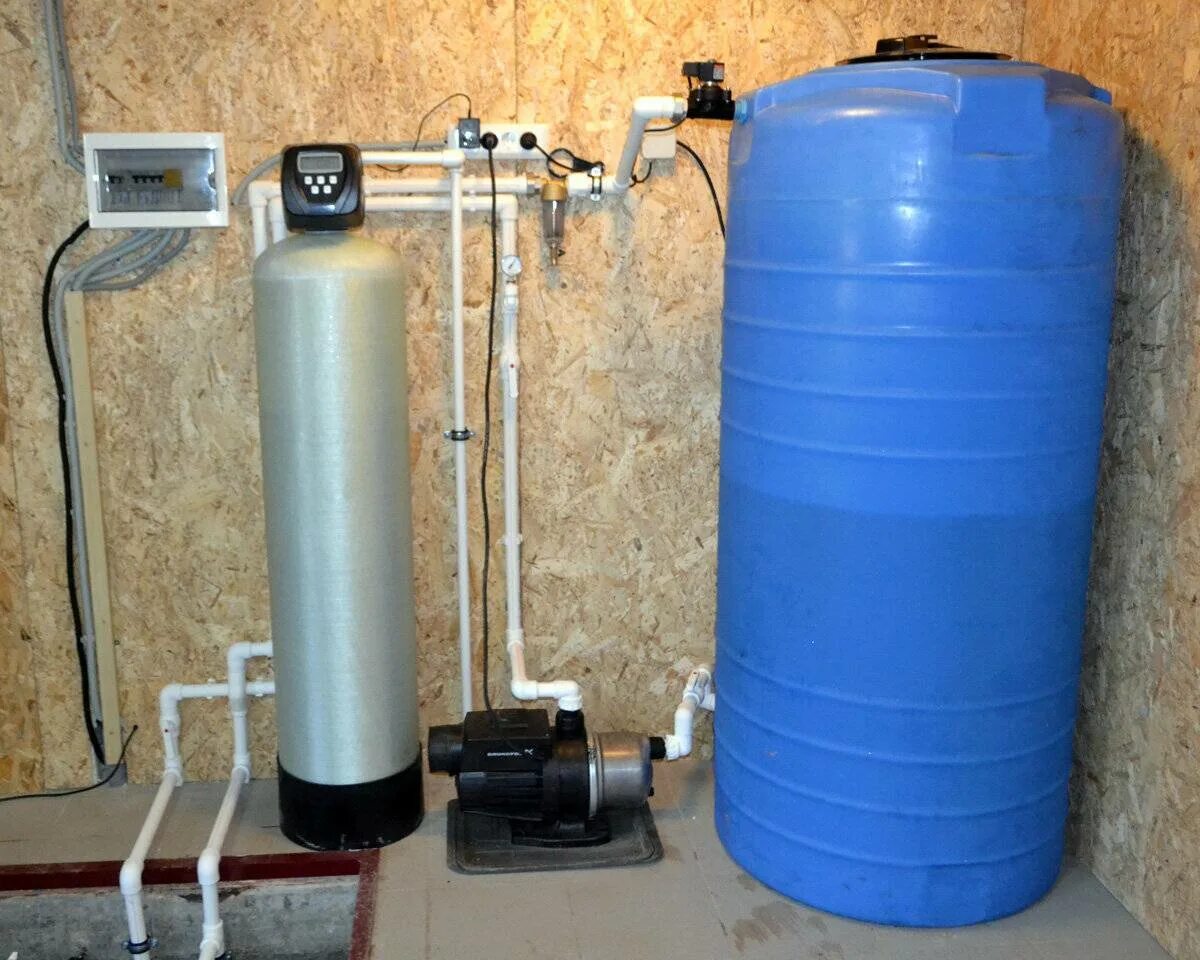 Удаление железа из воды. Система обезжелезивания воды (очистка воды от железа). Фильтр обезжелезивания воды обезжелезивание. Система обезжелезивания воды для скважины. Станция обезжелезивания воды из скважины.