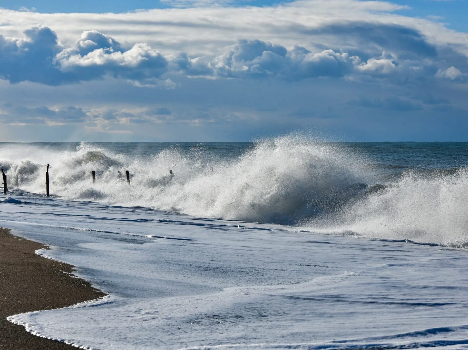 Ураган гагры абхазия. Шторм в гагре. Купаются ли абхазы в море. В гаграх 08 сентября 2022 утонула. Абхазия после шторма сегодня.