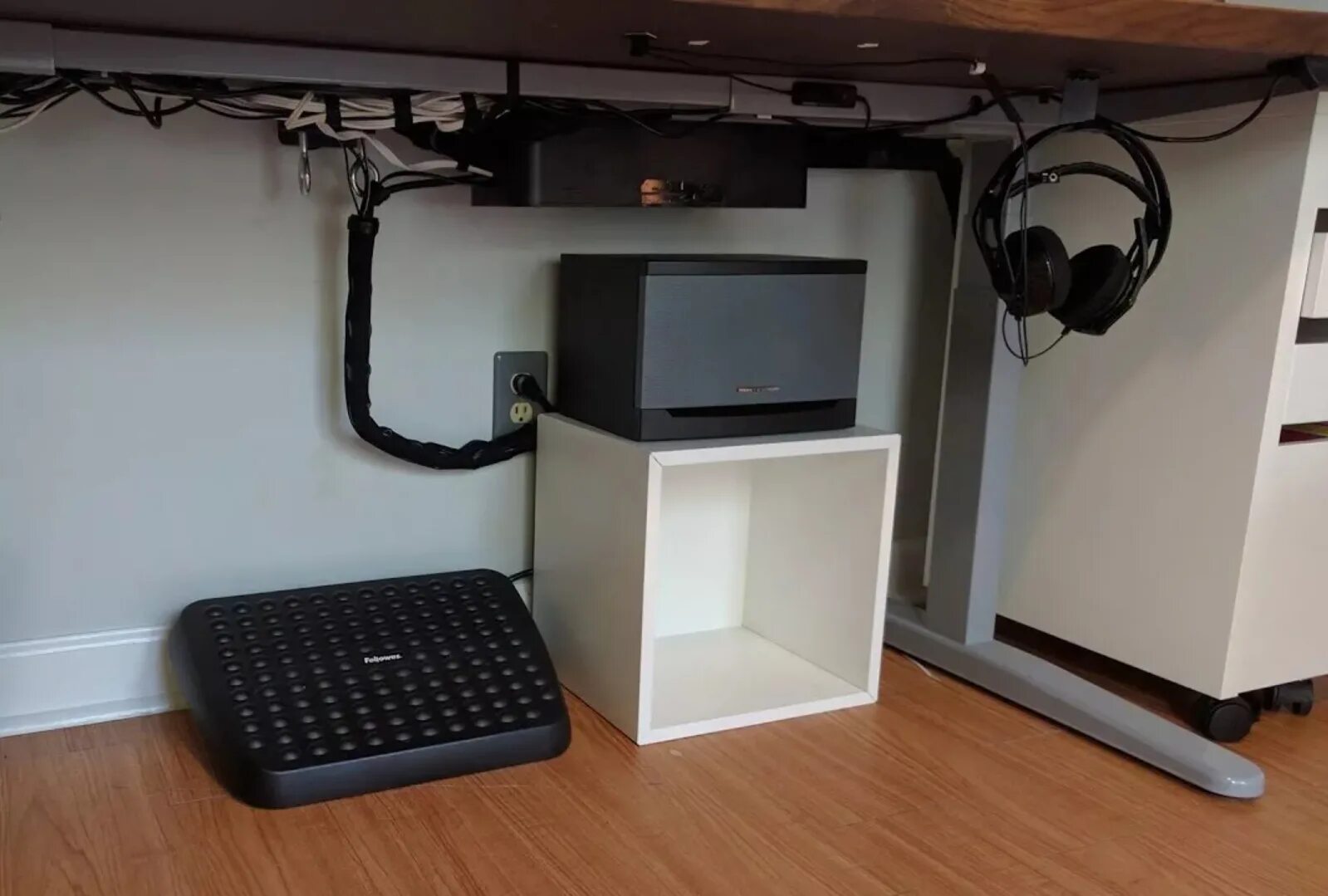 Спрятать провода от компьютера. Спрятать провода от компьютера. Спрятать провода от компьютера под столом. Провода на компьютерном столе. Спрятать провода от компьютера в столе.