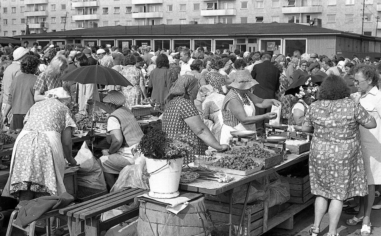 Колхозный рынок СССР. Рынок СССР 1960. Центральный рынок 1970 Москва. Рижский рынок в 90-е. Москва рынок ретро