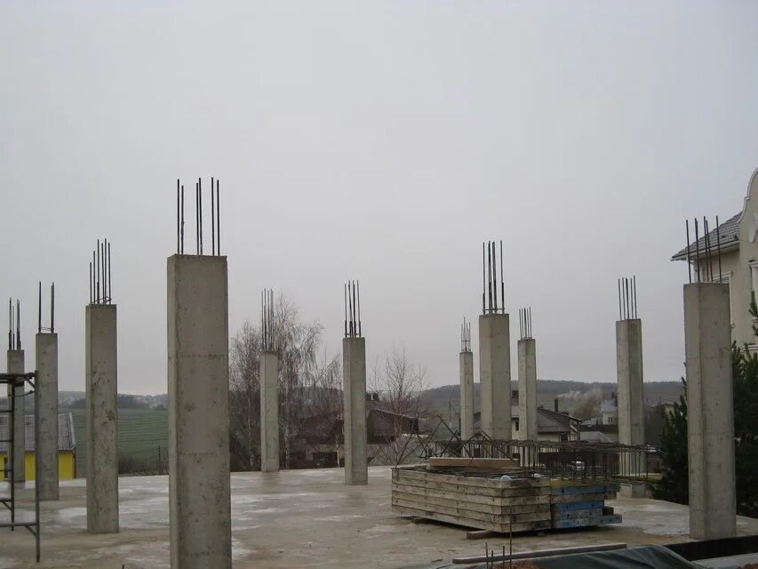 Монолитные колонны фундамент. Обетонирования колонн железобетонных. Колонны монолит 400 на 400. Монолитные колонны. Монолитная бетонная колонны.