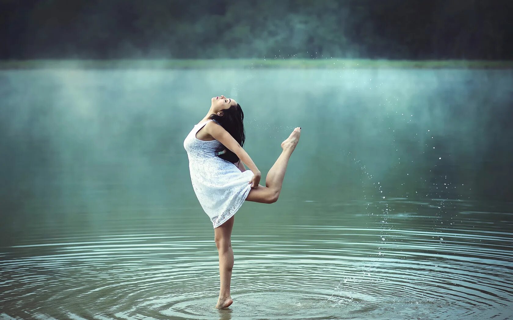 Мокрые танцы. Девушка в брызгах воды. Танец над водой. Танец над водой. Водные танцы.