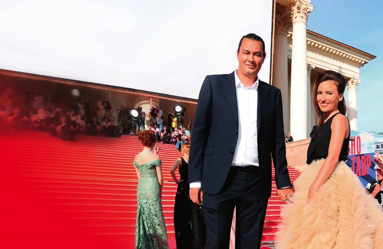 Юлия александрова дочь вера першина. Жора крыжовников фото с женой и дочерью. Жора крыжовников и ольга долматовская. Юлия александрова семья. Жора крыжовников и юлия александрова.