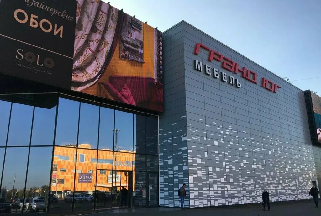 Купить помещение свободного назначения рядом с метро и на первом этаже у станции