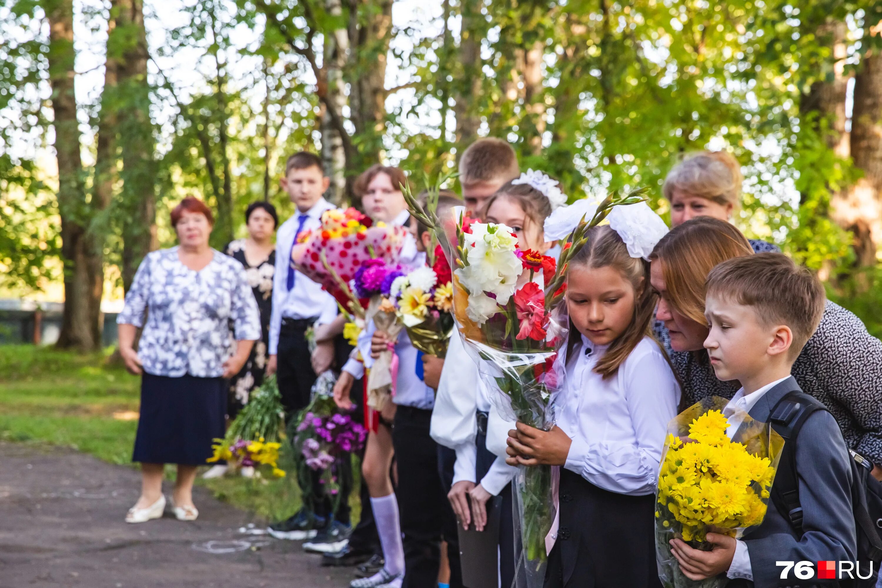 Школа 47 ярославль. Линейка в школе. 1 Сентября линейка в школе. Школьники на линейке. 1 Ctynz,Hz DF irjkt.