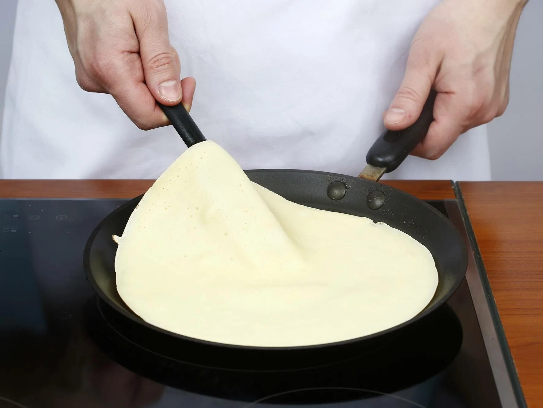 Как правильно выпекать тесто. Тесто в сковородке. Наливаем тесто на сковороду. Сковорода для приготовления блинов. Блины на сковороде.