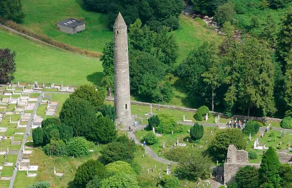 Round tower. Ирландия замки Глендалох. Круглая башня в Глендалох. Башня в Глендалох Ирландия. Круглые башни Ирландии.