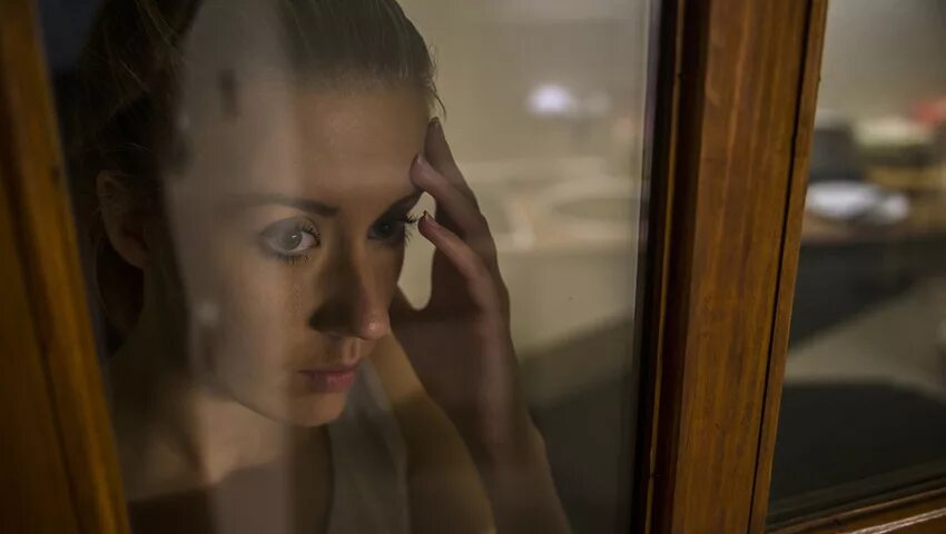 Throw my window. Актеры из фильма из моего окна 2022. Throw my window. Клара галле в фильме из моего окна. Девушка за окном.