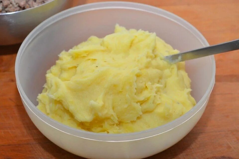 Мясной фарш пюре. Картофельное пюре с фаршем. картофельный фарш. картофельное пюре с фаршем внутри. фарш картофельный с луком.