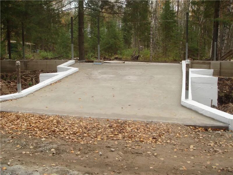 машина съезжает с горы. подземный гараж. дорога в гору. автомобиль на уклоне. трасса в горах.