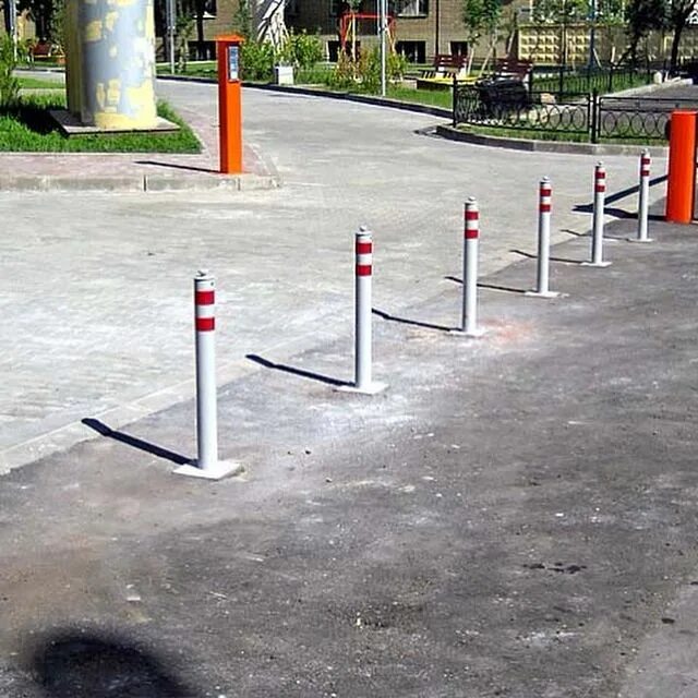столб препятствие. Smart bollard дорожный ограничитель. столб белый с красными полосками фото. столб препятствие. столб препятствие.
