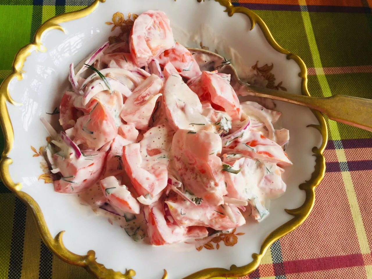 салат из помидоров со сметаной. помидоры со сметаной. помидоры со сметаной. салат из помидор с луком. помидоры в сметане на сковороде.