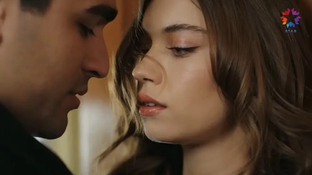 Мине тугай в молодости. Мерт рамазан демир семья. Афра сарачоглу и мерт рамазан демир. Сейран и ферит. Афра сарачоглу сейран.