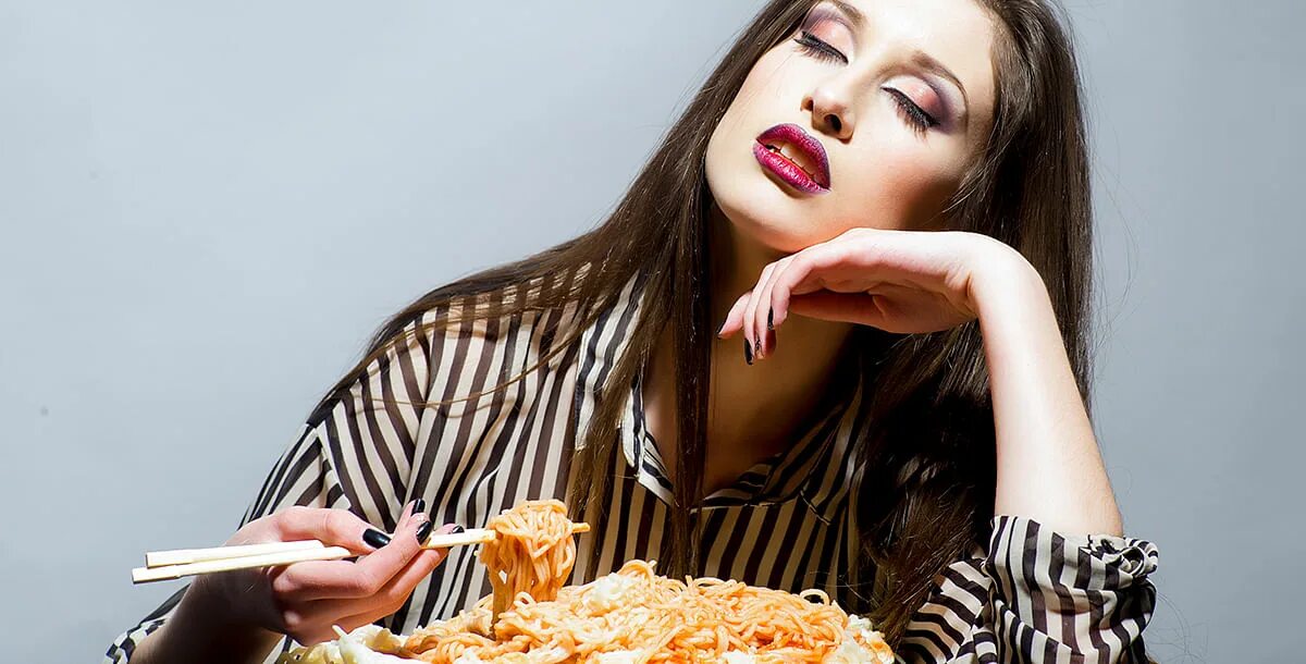 Голодная девушка. Голодная девушка ест. Девушка ест спагетти. Голодная женщина картинка. Голодная женщина видео