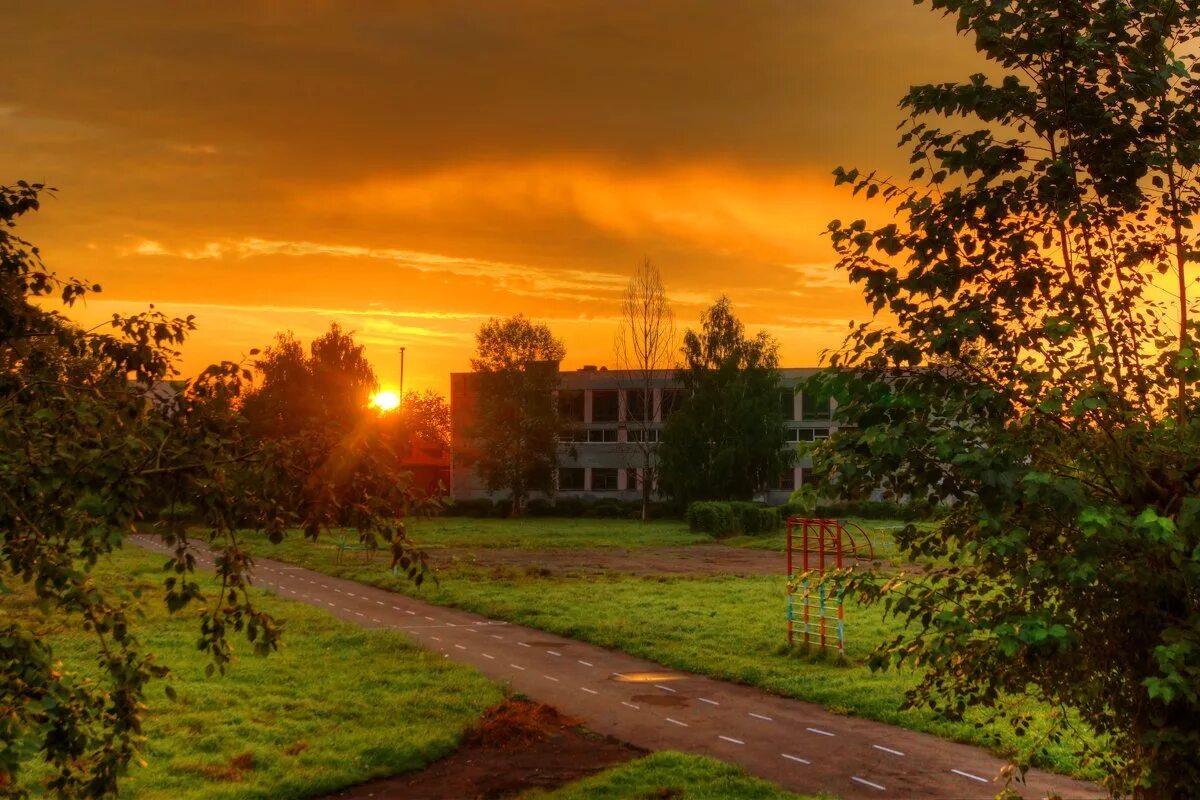 Закат во дворе. Школа на фоне заката. Солнечный день в городе. Восход в городе.