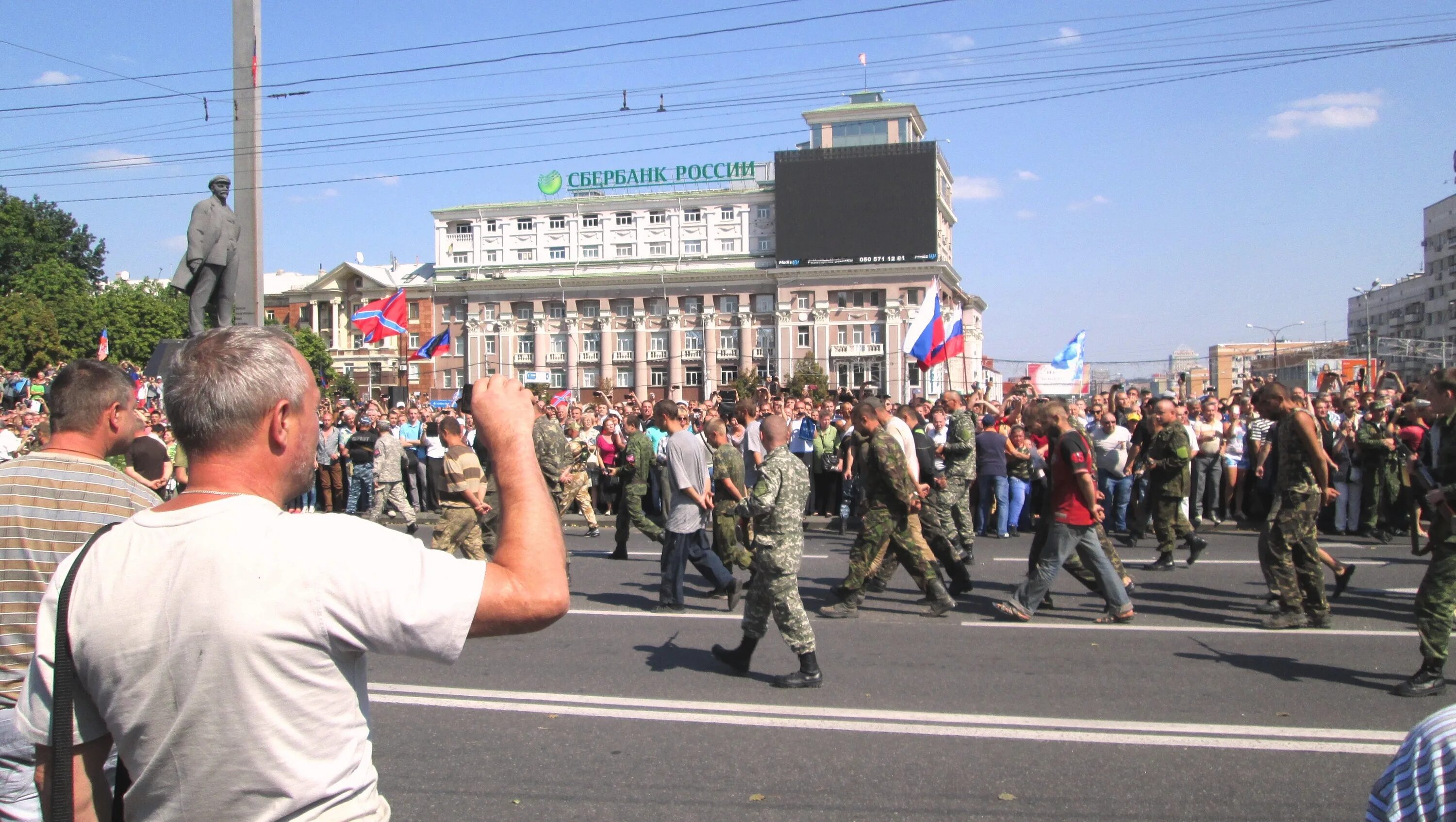 Парад военнопленных в Донецке 2014. Донецк 24 августа 2014 парад пленных. Парад военнопленных в Донецке. Шествие пленных в Донецке. 14 августа 2014