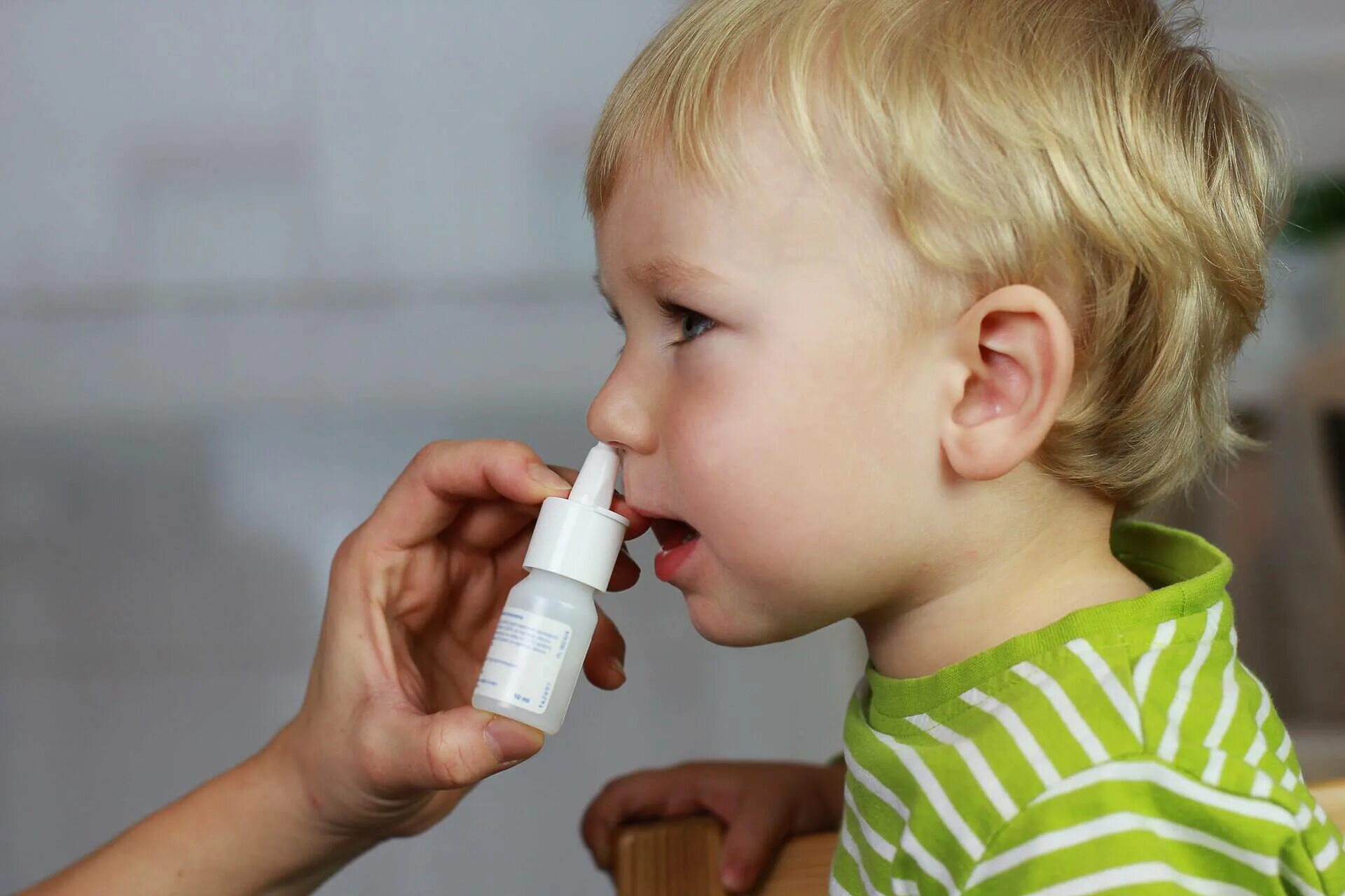 Заложенность носа у ребенка 5 лет. Капли в нос для детей. Интерназальная вакцина. Ринит спрей для носа детям. Ребенку капают капли в нос.