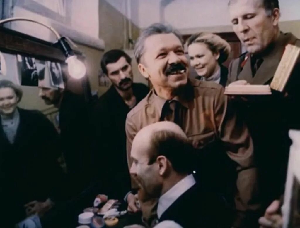 Комедия строгого режима фильм 1992. Он же вождь комедия строгого режима. Круто взнуздано комедия строгого режима. Виктор сухоруков в фильме комедия строгого режима. Комедия строгого режима фильм 1992 кадры.