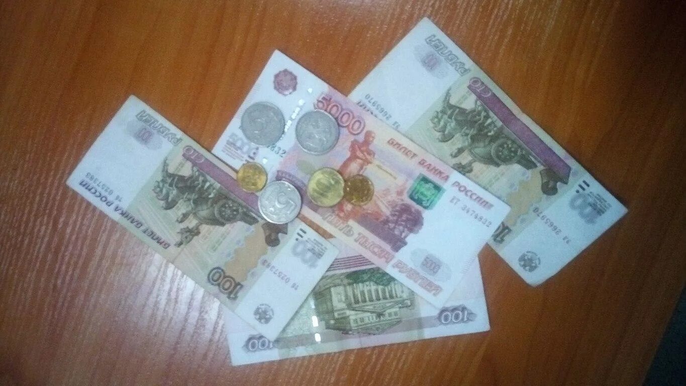 1000р рублей. 4500 тысячи рублей. Купюра 4500 рублей. 3 тысячи рублей на столе. 3 тысячи рублей.
