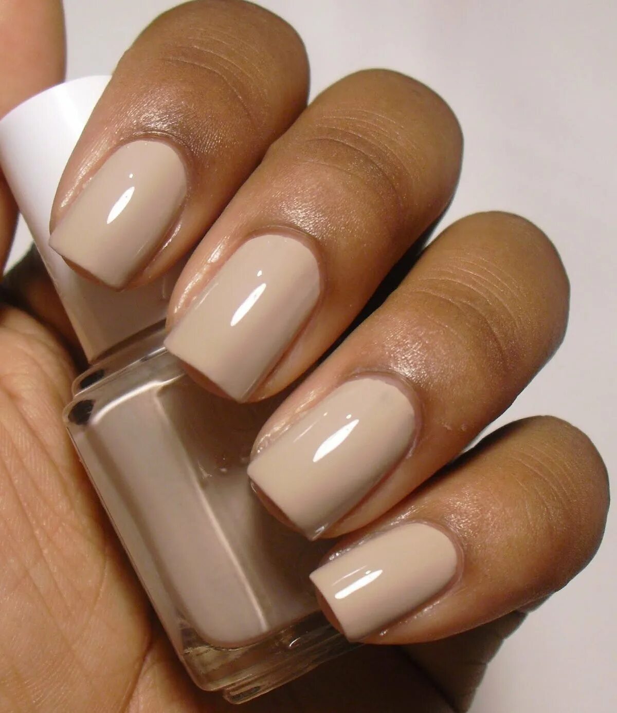 Ногти кремового цвета. Essie sand tropez. нюдовый маникюр капучино. шеллак капучино. маникюр телесного цвета.