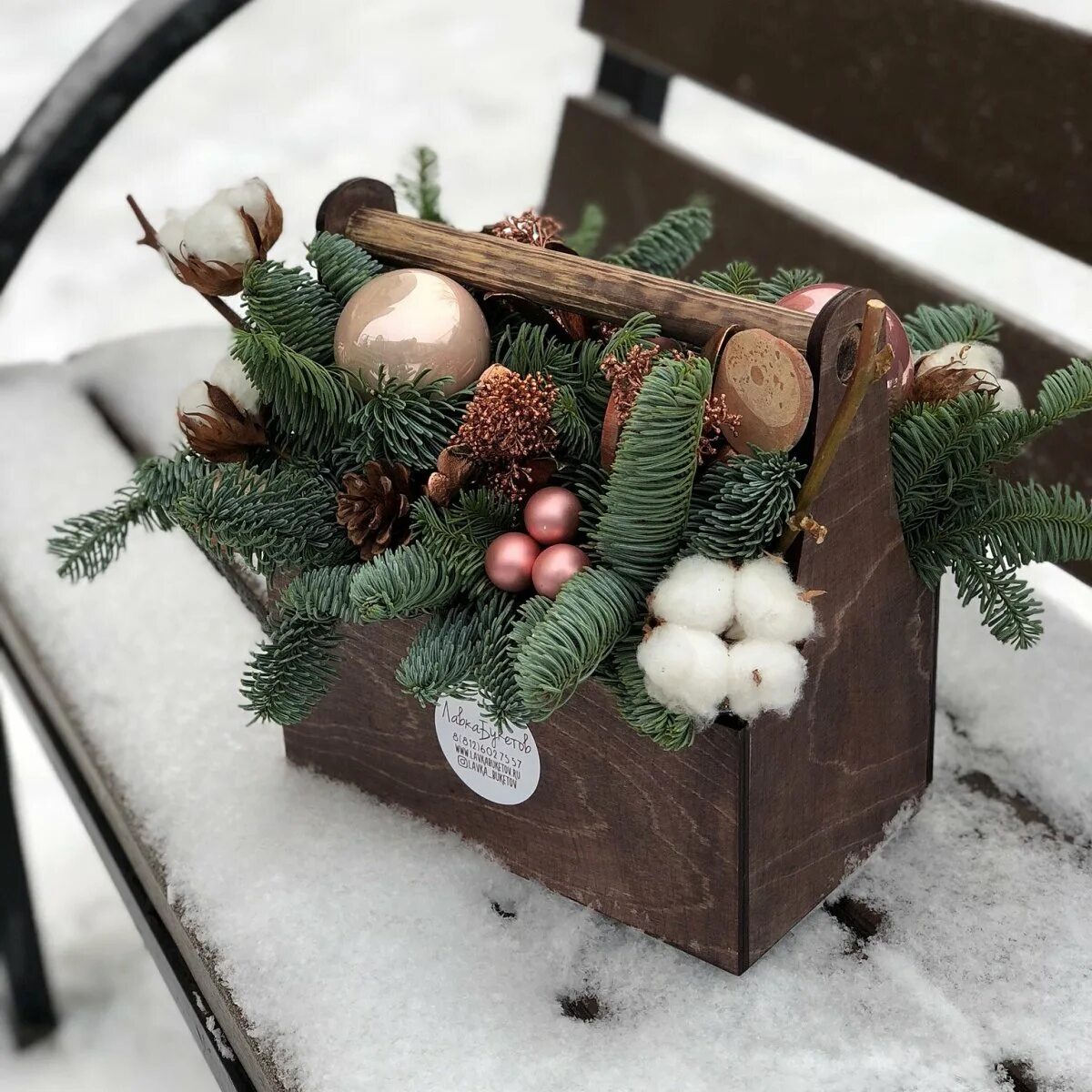 Композиция из еловых веток. Новогоднее украшение террасы. Уличное украшение еловыми ветками. Красивые новогодние композиции. Под еловыми ветками.