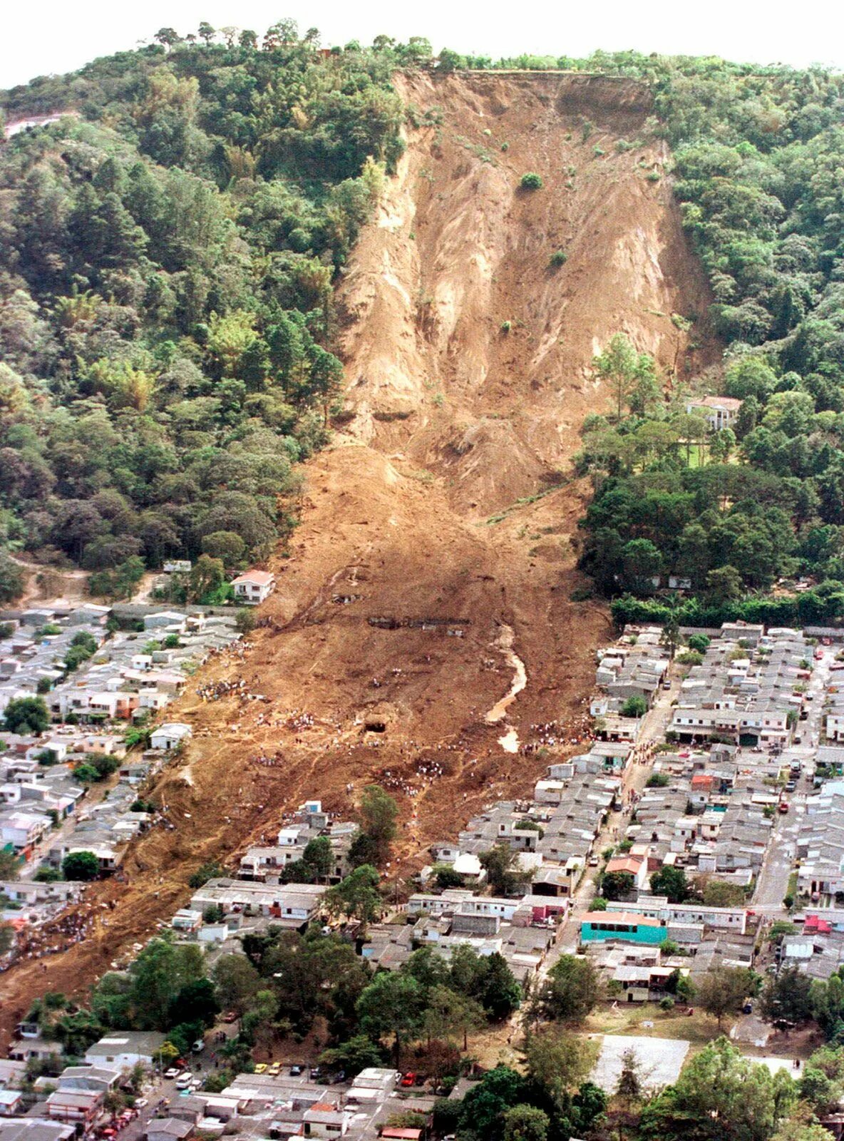 Сальвадор землетрясение. Сальвадор 2001 оползень. Флимский оползень. Землетрясения камнепады оползни. Селевые потоки и оползни.