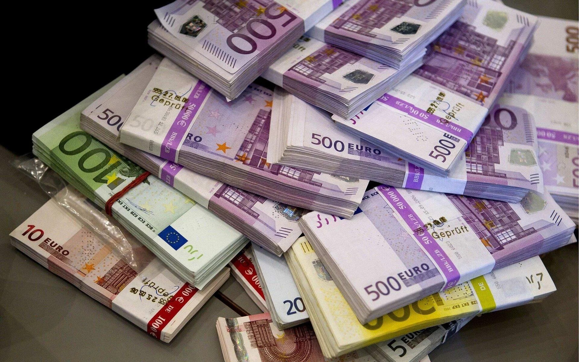 Деньги евро. Пачки евро. Пачки денег евро. Купюры евро. М долларов в рубли