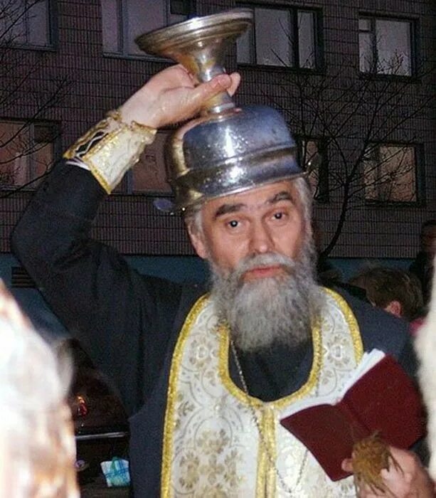 Курят ли православные. Веселый священник. Священник смешной. Священник православной церкви.