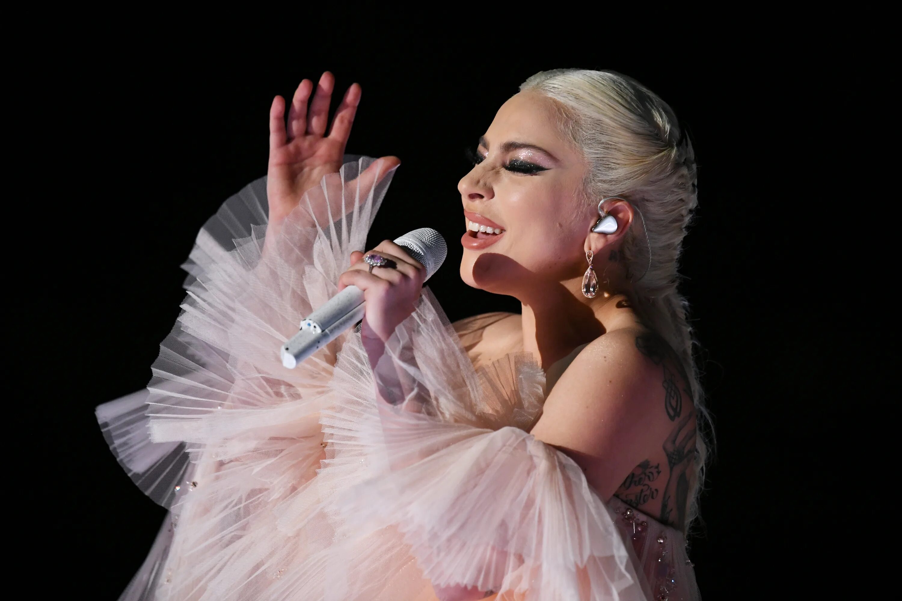 Леди гага выступления. Lady gaga. леди гага певица. леди гага фото. леди гага с микрофоном.