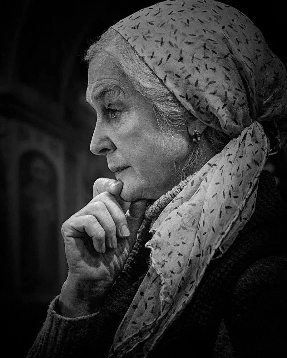 Дочка ждала маму. Старенькая мама в деревне. Одиночество у окна. Пожилая женщина у окна. Мама ждет.