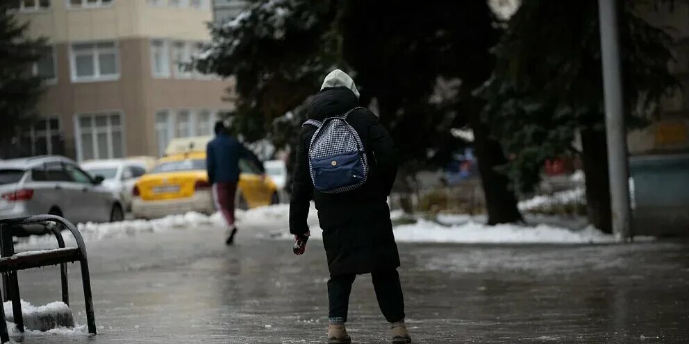 Детский сад 143. Лед на дороге. Гололед. Дорога зимой гололед в школу. Сильный гололед.