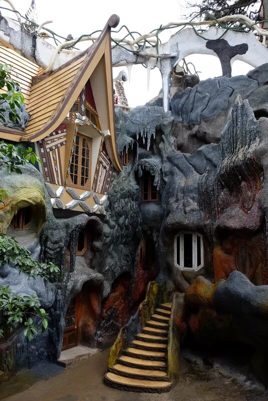 Отель во вьетнаме crazy house. Нячанг сумасшедший дом. Гостиница сумасшедший дом далат вьетнам. Ханг нга далат вьетнам. Вьетнам, далат.