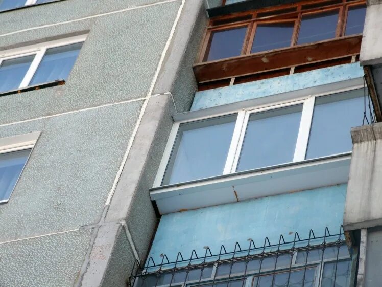 Арочное полукруглое окно. Пластиковые окна в омске. Деревянное зодчество омск. Старые наличники вторая жизнь. Окна омск.