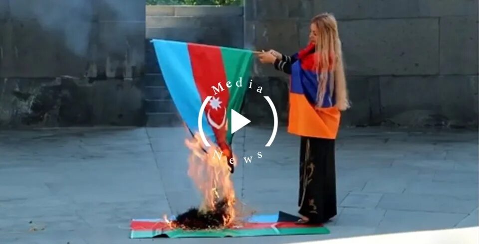 Армяне держат пост. Девочка с армянским флагом. Армяне сжигают флаг Азербайджана. Сжигание флага Азербайджана. Армяне с армянским флагом.