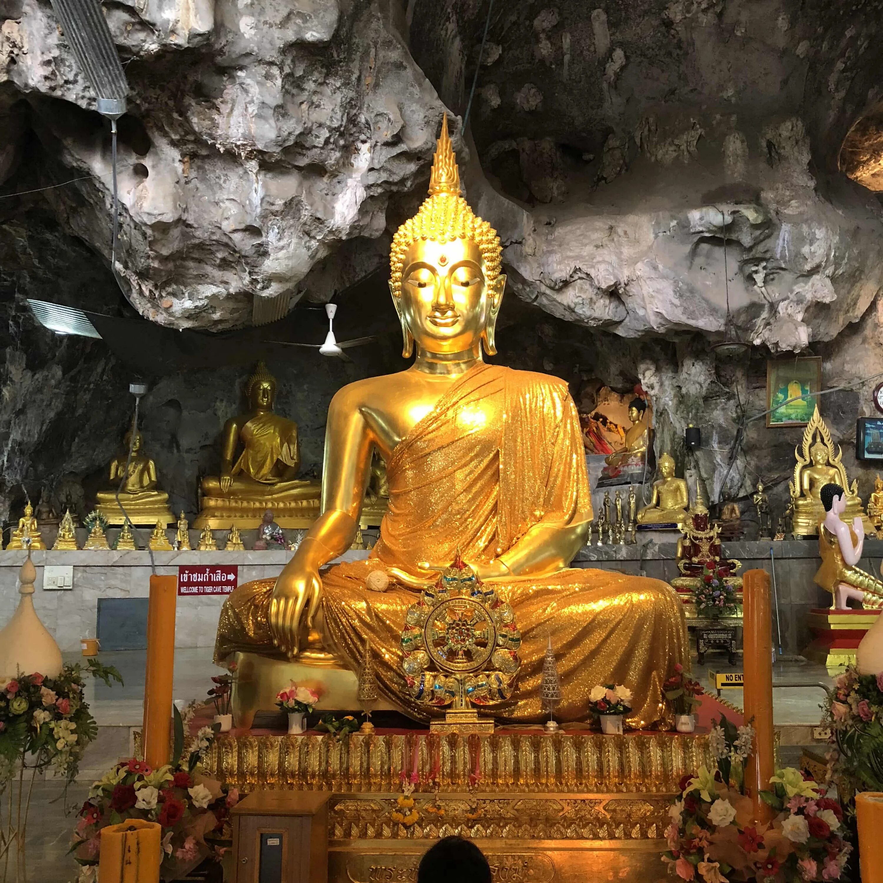Храмы краби. Будда Краби. Статуя Будды Краби Таиланд. Статуя Будды в Краби. Тайланд пещерный храм Будды.