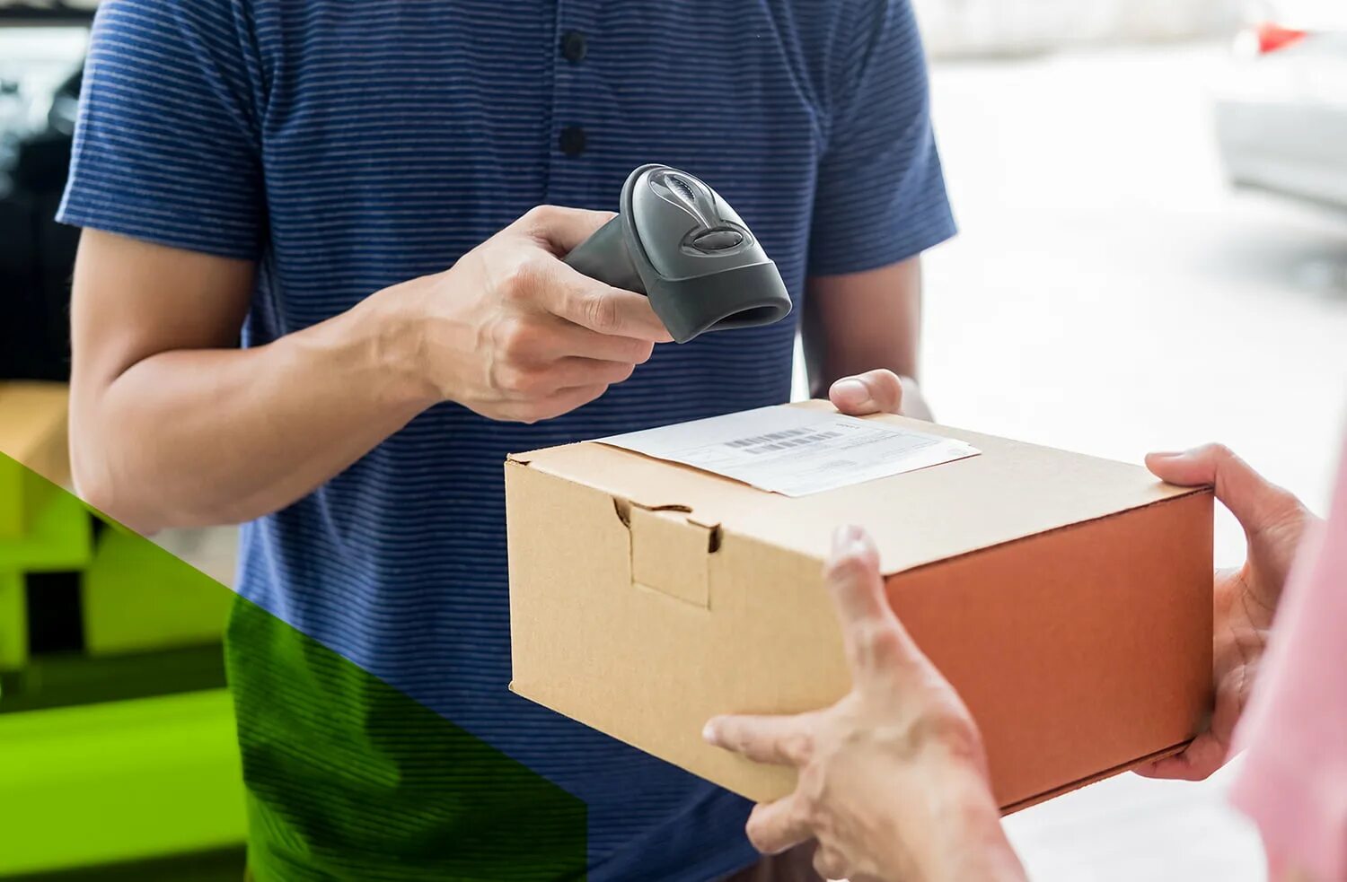 Packing station. Sending a package to australia. Посылка оранжевая. Send parcels. Отправка посылок.