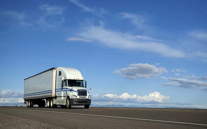 Транспортная компания фотосток. Переезд на дачу. Погрузка и разгрузка грузов. Moving track. Квартирный переезд.