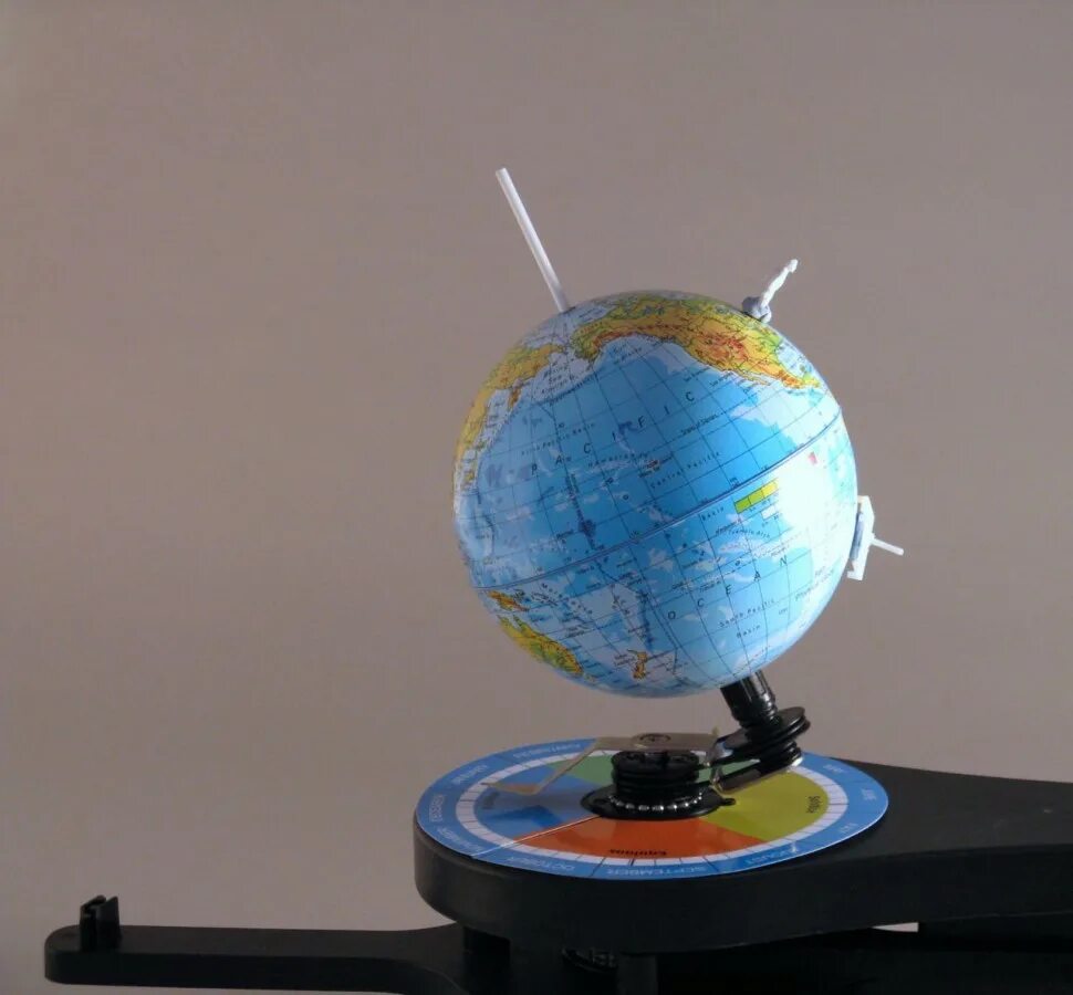 Макет солнце земля луна. Макет солнце земля луна. Модель земли и солнца. Теллурий солнечной системы. Теллурий трехпланетная модель земля солнце луна.