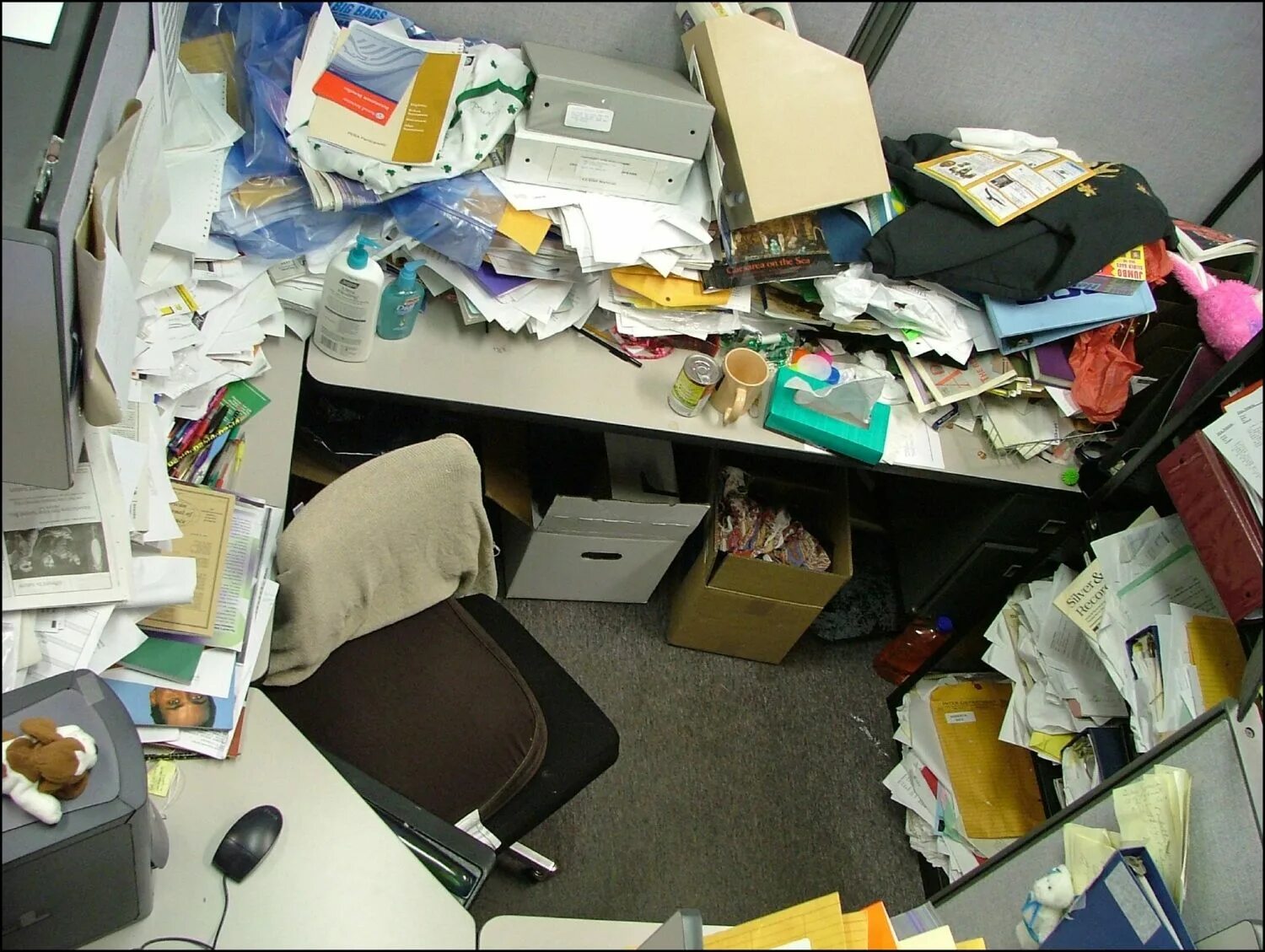 Стол заваленный бумагами. Беспорядок на рабочем месте. Беспорядок в кабинете. Грязное рабочее место в офисе.