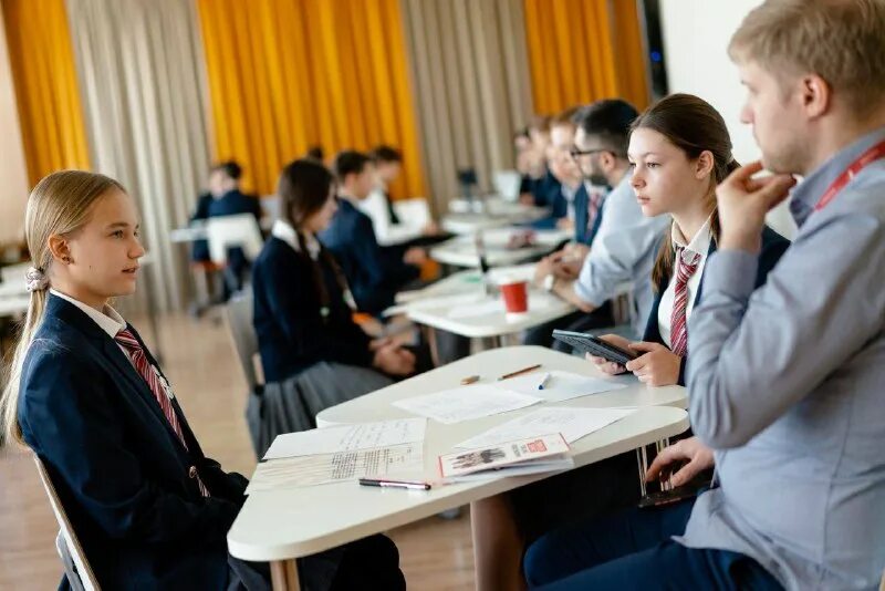 Старшая школа в россии. Взрослые за партой. Егэ. Студент на экзамене. На уроке зачете или устном экзамене.