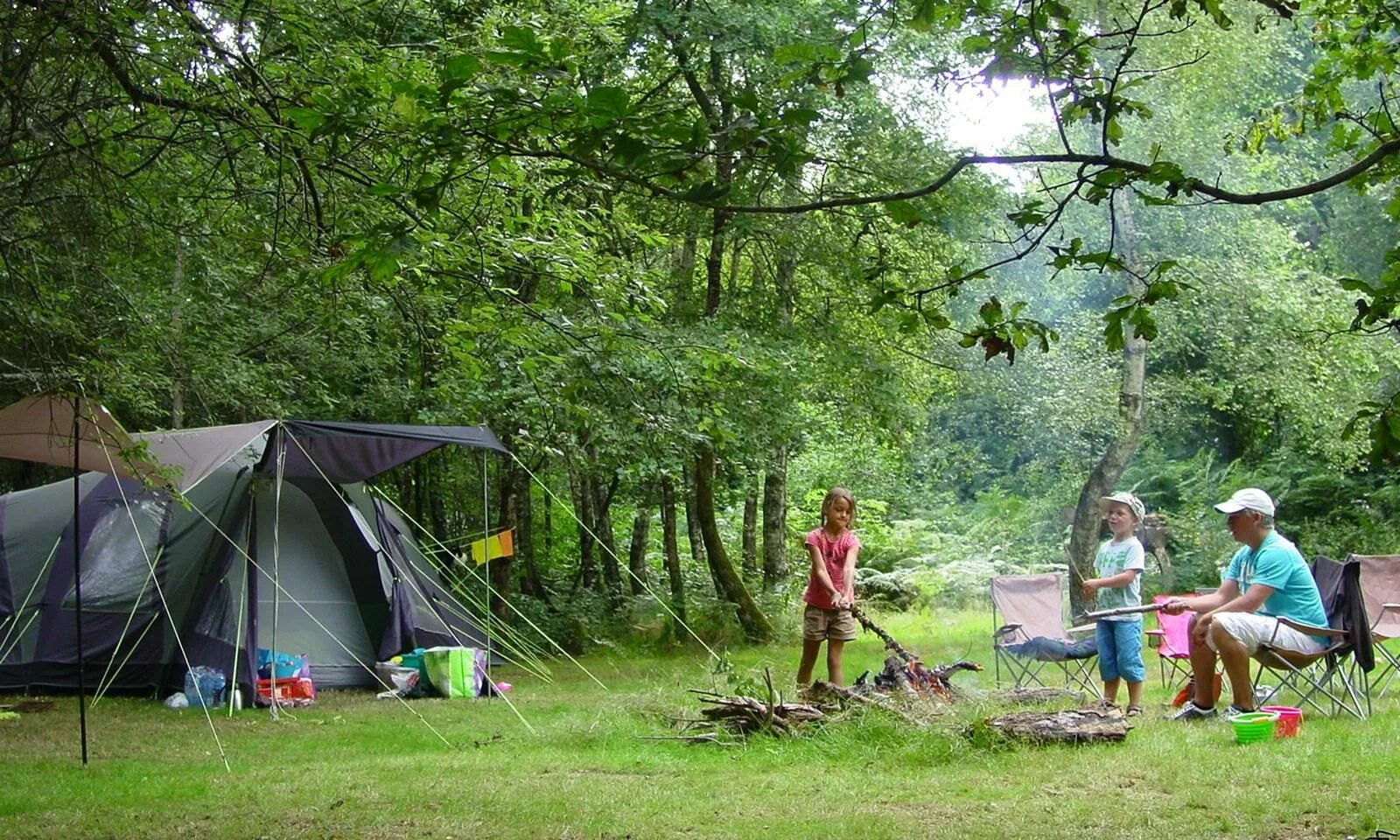 Back camp. Кемпинг Франция. Кемпинг люди. Благоустройство палаточного лагеря. Атака палаточного лагеря.