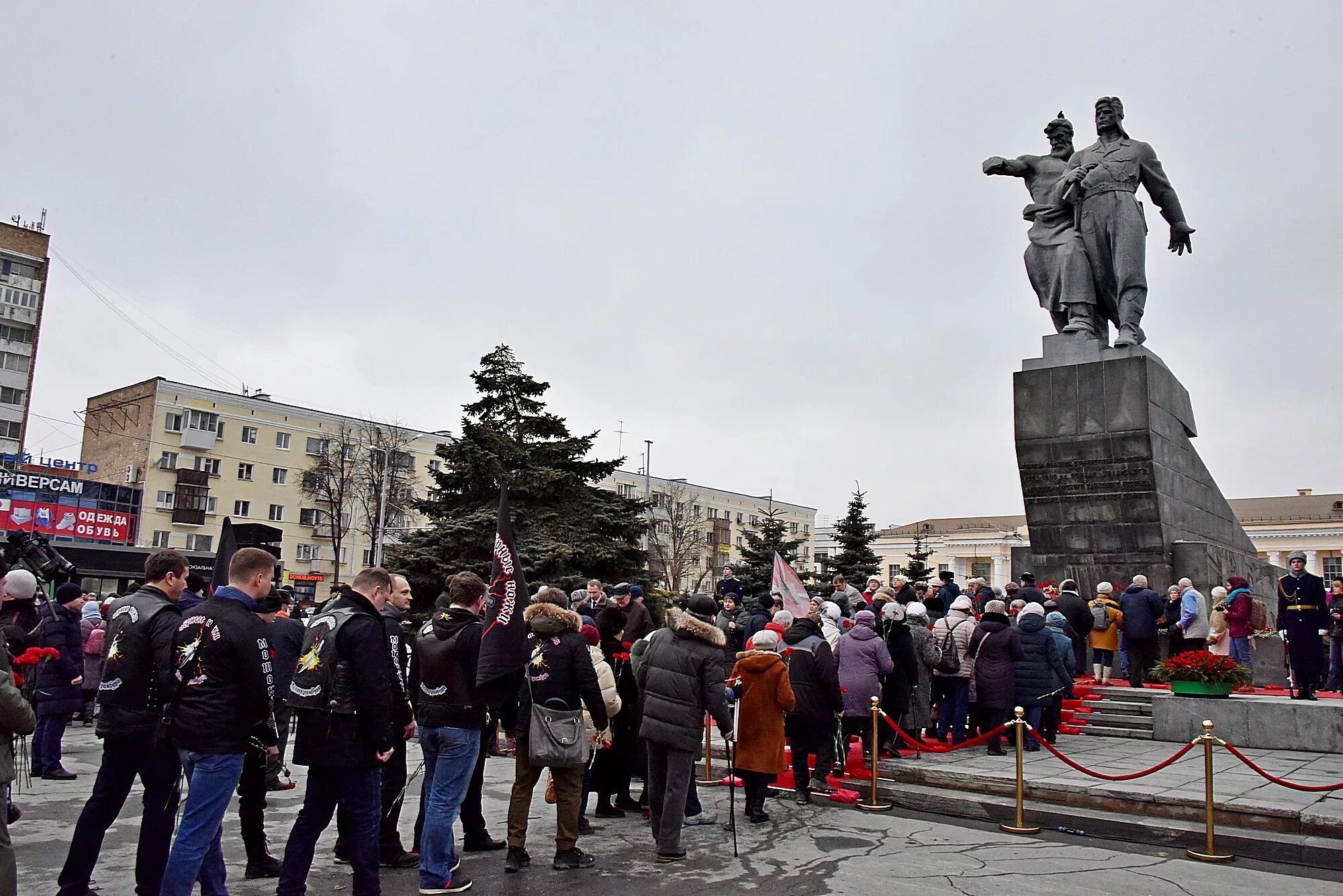 В каком городе установлен памятник добровольческому. Уральский добровольческий танковый корпус (УДТК). Памятник Уральскому добровольческому танковому корпусу. Памятник Уральскому добровольческому танковому корпусу в Челябинске. Памятник УДТК В Перми.