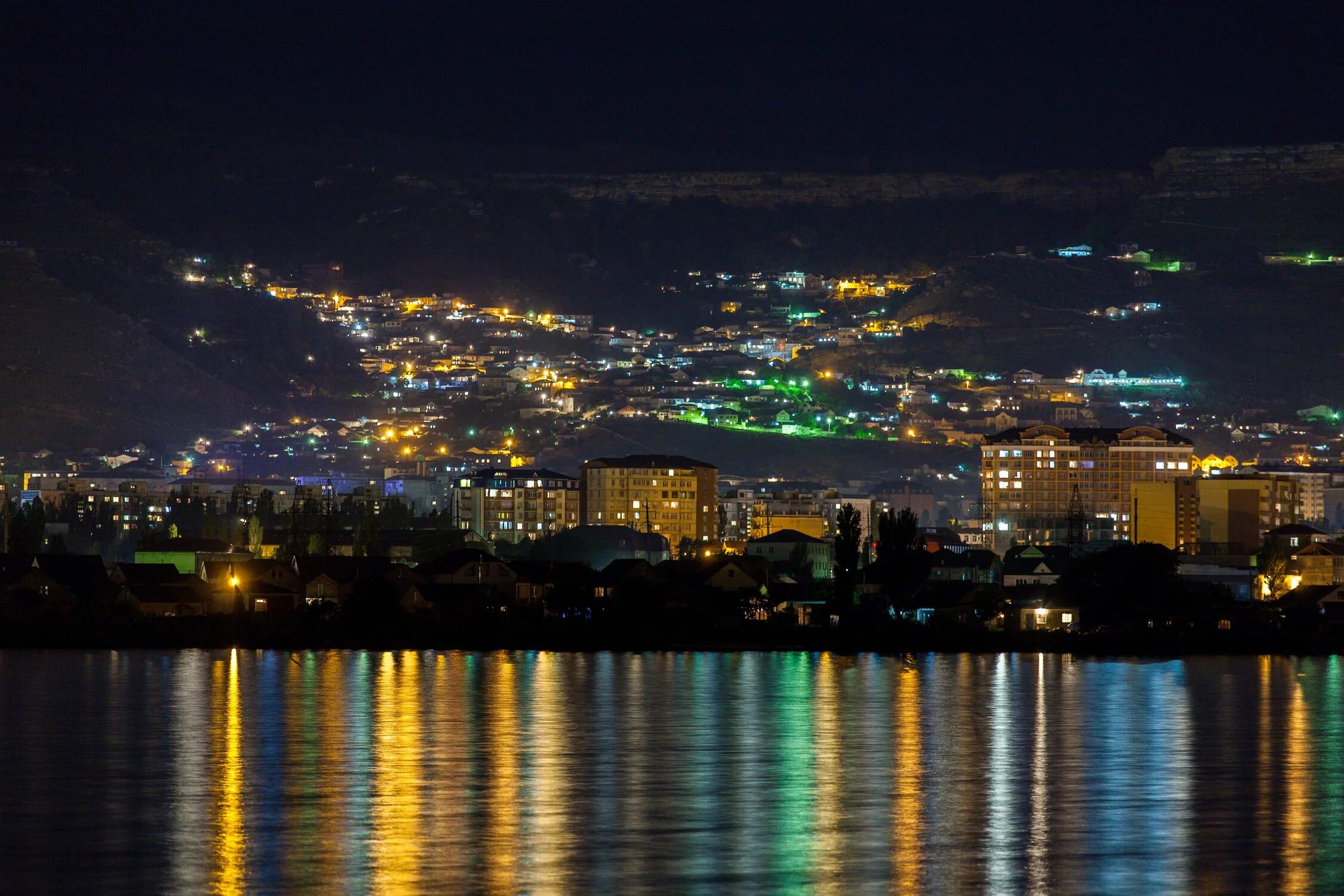 Столица Дагестана Махачкала. Дагестан озеро АК гель Махачкала. Озеро АК-гель в Махачкале. Парк Акгель Махачкала ночью.