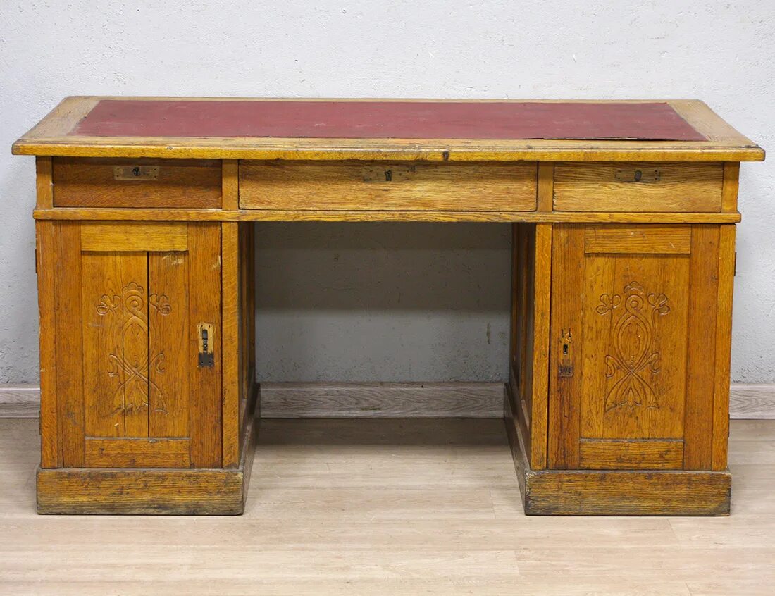 Советский письменный стол. Антикварный письменный стол. Письменный стол из дуба. Старинный письменный стол в стиле Модерн.