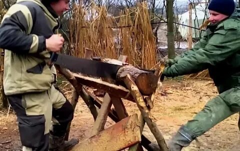 Во дворе пилят дрова и летают грачи