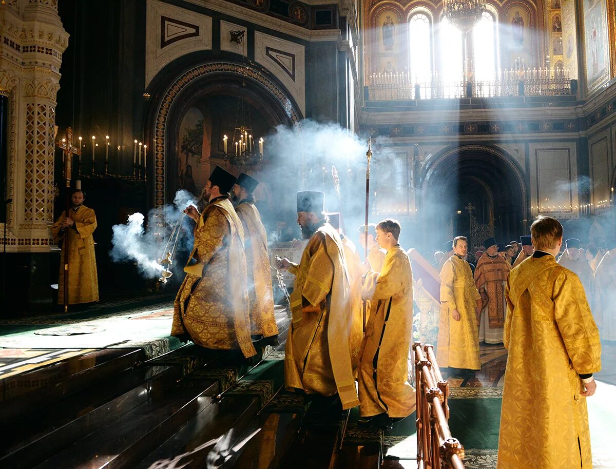Богослужение в церкви с кадилом Солнечногорск. Православная литургия. Богослужение в православии.