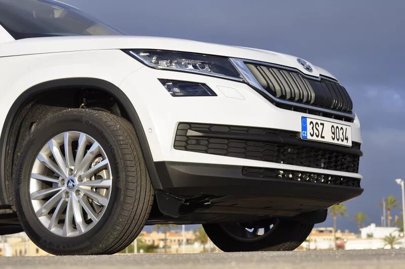 Шкода кодиак лампы ближнего света. Skoda kodiaq сплиттер. skoda kodiaq trinity r18. диски шкода кодиак 2025 оригинал. шкода кодиак диски r20.